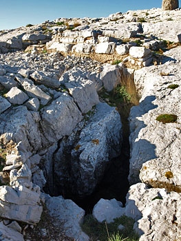 Juktas Peak Sanctuary: the fissure with the altar behind