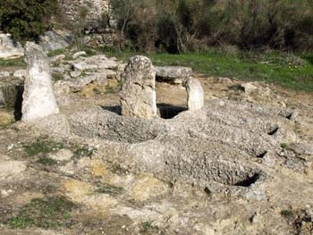 Phourni: Mycaenean grave enclosure, alternate view